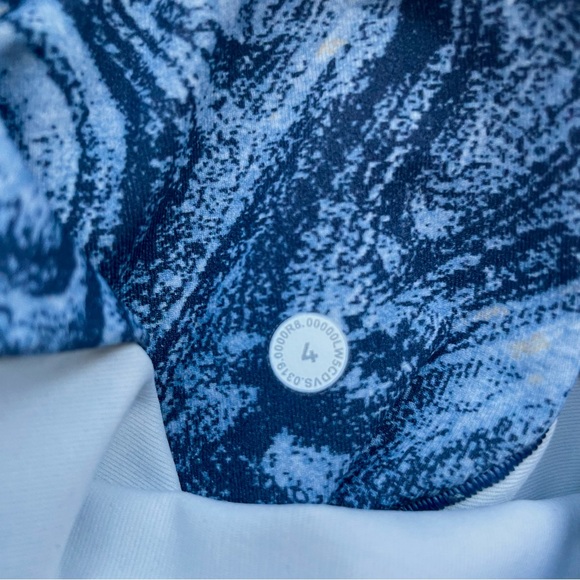 Lululemon Esker Tight in Lava Print Blue Denim Multi Size 4 EUC - Picture 6 of 13